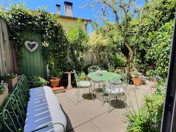 Maison de ville avec jardin à Villeneuve-sur-Lot À deux pas du centre-ville découvrez cette charmante maison de ville d'environ 140 m² habitables, répartie sur trois niveaux, alliant le cachet de l'ancien au confort moderne. Vous profiterez d'un charma , Villeneuve sur lot