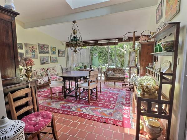 Maison de ville avec jardin à Villeneuve-sur-Lot À deux pas du centre-ville découvrez cette charmante maison de ville d'environ 140 m² habitables, répartie sur trois niveaux, alliant le cachet de l'ancien au confort moderne. Vous profiterez d'un charma , Villeneuve sur lot