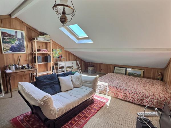 Maison de ville avec jardin à Villeneuve-sur-Lot À deux pas du centre-ville découvrez cette charmante maison de ville d'environ 140 m² habitables, répartie sur trois niveaux, alliant le cachet de l'ancien au confort moderne. Vous profiterez d'un charma , Villeneuve sur lot
