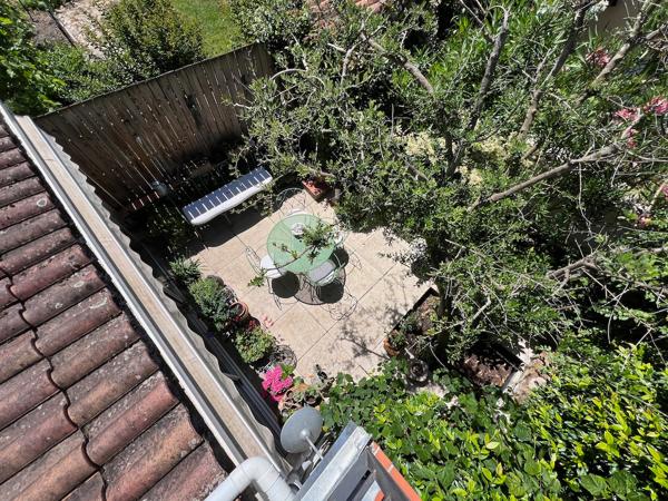 Maison de ville avec jardin à Villeneuve-sur-Lot À deux pas du centre-ville découvrez cette charmante maison de ville d'environ 140 m² habitables, répartie sur trois niveaux, alliant le cachet de l'ancien au confort moderne. Vous profiterez d'un charma , Villeneuve sur lot