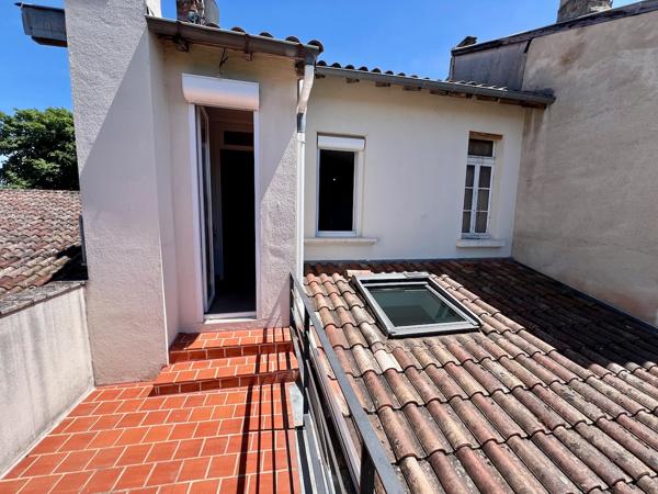 Maison de ville avec jardin à Villeneuve-sur-Lot À deux pas du centre-ville découvrez cette charmante maison de ville d'environ 140 m² habitables, répartie sur trois niveaux, alliant le cachet de l'ancien au confort moderne. Vous profiterez d'un charma , Villeneuve sur lot