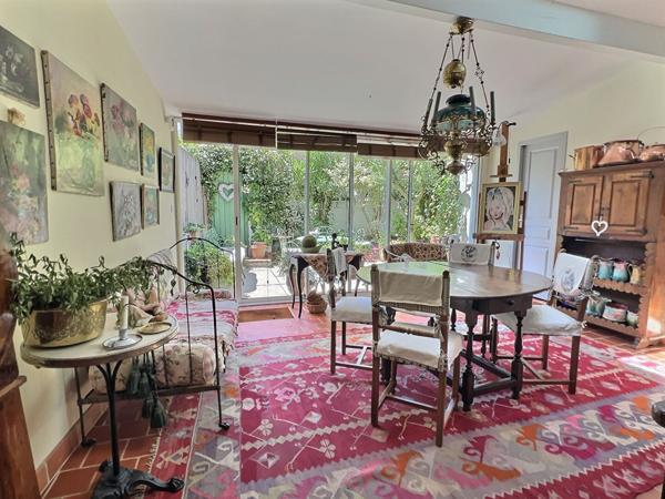 Maison de ville avec jardin à Villeneuve-sur-Lot À deux pas du centre-ville découvrez cette charmante maison de ville d'environ 140 m² habitables, répartie sur trois niveaux, alliant le cachet de l'ancien au confort moderne. Vous profiterez d'un charma , Villeneuve sur lot