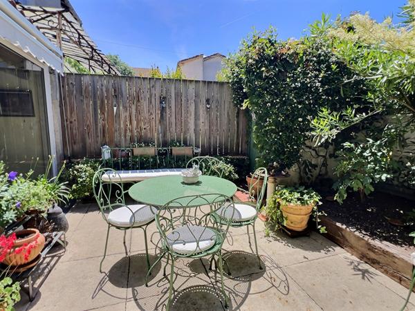 Maison de ville avec jardin à Villeneuve-sur-Lot À deux pas du centre-ville découvrez cette charmante maison de ville d'environ 140 m² habitables, répartie sur trois niveaux, alliant le cachet de l'ancien au confort moderne. Vous profiterez d'un charma , Villeneuve sur lot