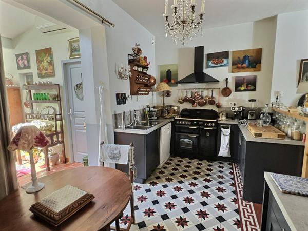 Maison de ville avec jardin à Villeneuve-sur-Lot À deux pas du centre-ville découvrez cette charmante maison de ville d'environ 140 m² habitables, répartie sur trois niveaux, alliant le cachet de l'ancien au confort moderne. Vous profiterez d'un charma , Villeneuve sur lot