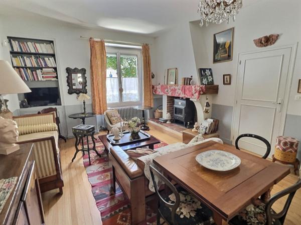 Maison de ville avec jardin à Villeneuve-sur-Lot À deux pas du centre-ville découvrez cette charmante maison de ville d'environ 140 m² habitables, répartie sur trois niveaux, alliant le cachet de l'ancien au confort moderne. Vous profiterez d'un charma , Villeneuve sur lot