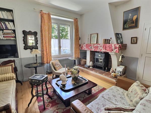 Maison de ville avec jardin à Villeneuve-sur-Lot À deux pas du centre-ville découvrez cette charmante maison de ville d'environ 140 m² habitables, répartie sur trois niveaux, alliant le cachet de l'ancien au confort moderne. Vous profiterez d'un charma , Villeneuve sur lot