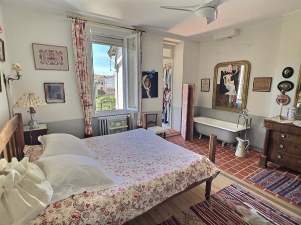 Maison de ville avec jardin à Villeneuve-sur-Lot À deux pas du centre-ville découvrez cette charmante maison de ville d'environ 140 m² habitables, répartie sur trois niveaux, alliant le cachet de l'ancien au confort moderne. Vous profiterez d'un charma , Villeneuve sur lot