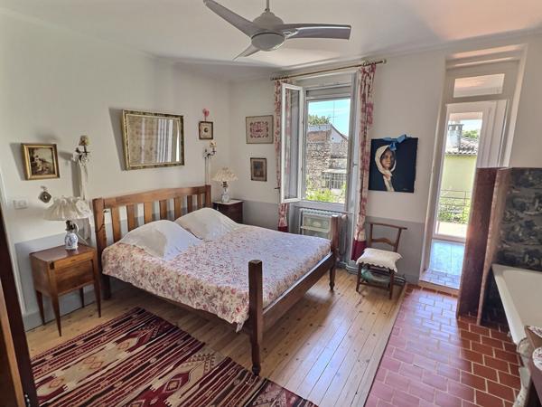 Maison de ville avec jardin à Villeneuve-sur-Lot À deux pas du centre-ville découvrez cette charmante maison de ville d'environ 140 m² habitables, répartie sur trois niveaux, alliant le cachet de l'ancien au confort moderne. Vous profiterez d'un charma , Villeneuve sur lot