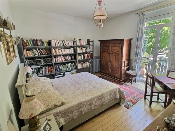 Maison de ville avec jardin à Villeneuve-sur-Lot À deux pas du centre-ville découvrez cette charmante maison de ville d'environ 140 m² habitables, répartie sur trois niveaux, alliant le cachet de l'ancien au confort moderne. Vous profiterez d'un charma , Villeneuve sur lot