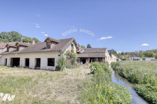 Deux maisons anciennes à rénover entièrement, plus de 300 m2 habitables à créer, parcelle de 6000 m2