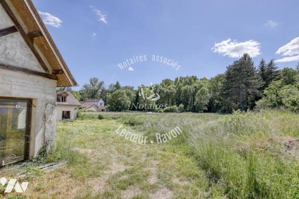Deux maisons anciennes à rénover entièrement, plus de 300 m2 habitables à créer, parcelle de 6000 m2