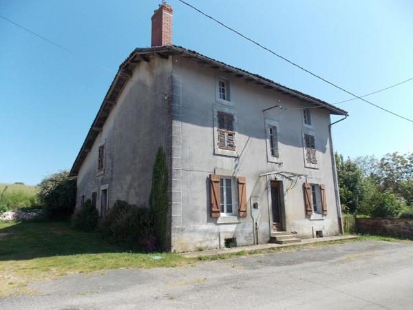 Belle maison individuelle en pierre de 4 chambres à rénover avec jardin, grange et terrain attenant de 1 hectare Vayres