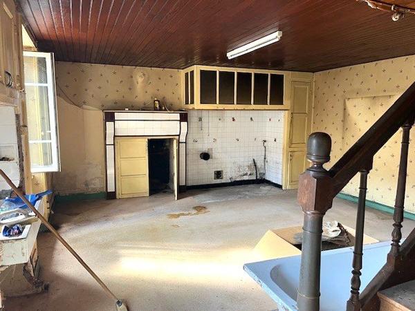 Belle maison individuelle en pierre de 4 chambres à rénover avec jardin, grange et terrain attenant de 1 hectare Vayres