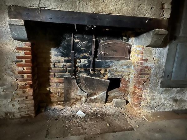 Belle maison individuelle en pierre de 4 chambres à rénover avec jardin, grange et terrain attenant de 1 hectare Vayres