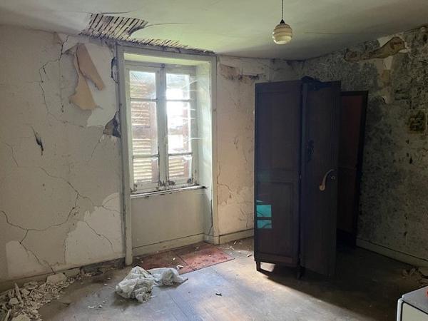 Belle maison individuelle en pierre de 4 chambres à rénover avec jardin, grange et terrain attenant de 1 hectare Vayres