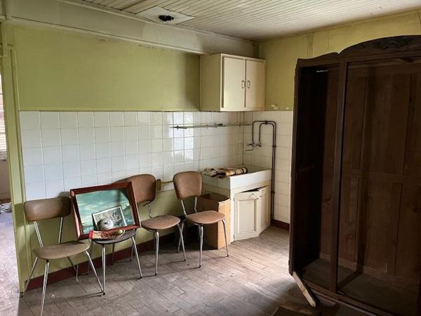Belle maison individuelle en pierre de 4 chambres à rénover avec jardin, grange et terrain attenant de 1 hectare Vayres