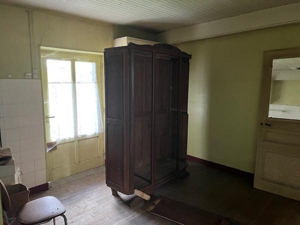 Belle maison individuelle en pierre de 4 chambres à rénover avec jardin, grange et terrain attenant de 1 hectare Vayres