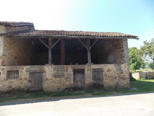 Belle maison individuelle en pierre de 4 chambres à rénover avec jardin, grange et terrain attenant de 1 hectare Vayres