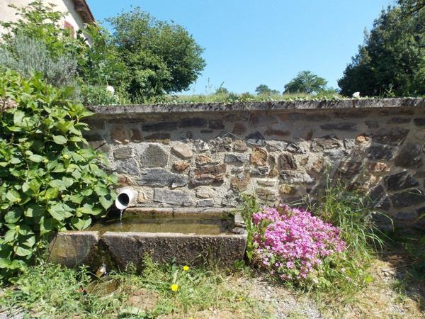 Belle maison individuelle en pierre de 4 chambres à rénover avec jardin, grange et terrain attenant de 1 hectare Vayres