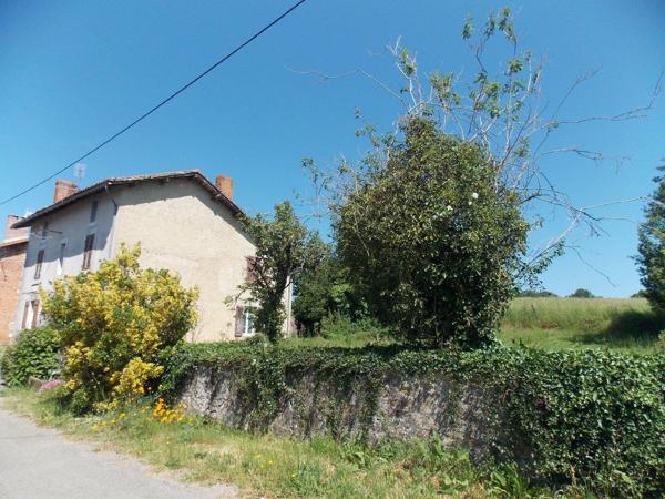 Belle maison individuelle en pierre de 4 chambres à rénover avec jardin, grange et terrain attenant de 1 hectare Vayres