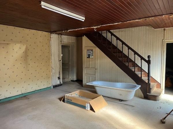 Belle maison individuelle en pierre de 4 chambres à rénover avec jardin, grange et terrain attenant de 1 hectare Vayres