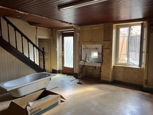 Belle maison individuelle en pierre de 4 chambres à rénover avec jardin, grange et terrain attenant de 1 hectare Vayres