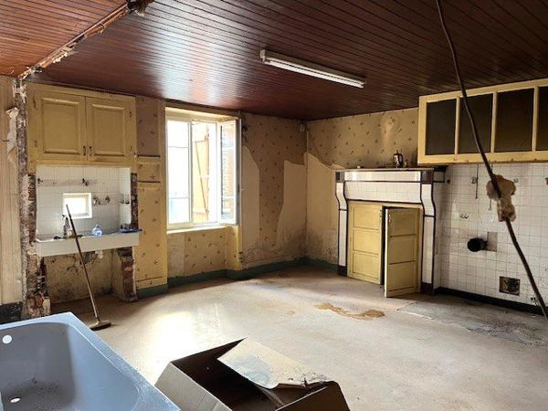 Belle maison individuelle en pierre de 4 chambres à rénover avec jardin, grange et terrain attenant de 1 hectare Vayres