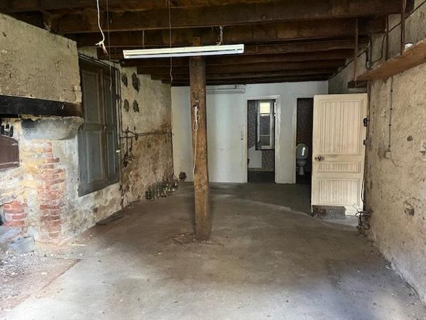 Belle maison individuelle en pierre de 4 chambres à rénover avec jardin, grange et terrain attenant de 1 hectare Vayres