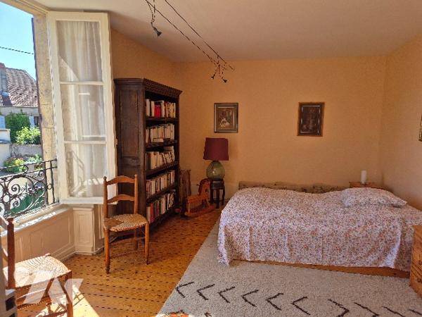 AUTET, ensemble immobilier composé d'une maison et d'un appartement actuellement loué.