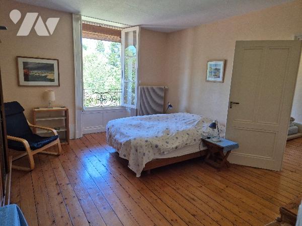 AUTET, ensemble immobilier composé d'une maison et d'un appartement actuellement loué.