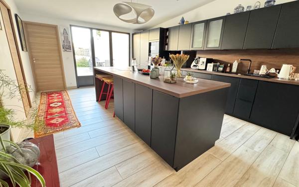 Maison à vendre    5 pièces •  Rochefort