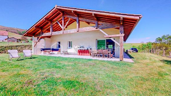 Située à seulement 12mn d'Hasparren et 35mn de Bayonne, découvrez en exclusivité cette magnifique 
maison de plain-pied édifiée en 2015 avec son T2 attenant et indépendant, au milieu de la nature, 
au calme, avec une belle vue dégagée sur une parcelle de 2286m².
 
VISITE VIRTUELLE SUR DEMANDE - GRATUITE

Elle vous offre une pièce de vie lumineuse de 80m² avec son poêle à bois 
en accès direct sur la terrasse et le jardin,  une cuisine moderne, ouverte avec son ilot central, 
équipée et aménagée.
Côté nuit, vous disposez de 3 chambres dont une suite parentale avec sa salle d'eau + WC
et son dressing, d'une salle de bain avec WC, d'un cellier, d'un atelier de 30m² et d'un grenier
pour du stockage.

Côté extérieur : Un grand jardin avec vue sur les collines et sa belle 
terrasse couverte (exposition Sud-Ouest)  comprenant point d'eau, électricité et gaz, 
idéale pour partager de bons moments en famille ou entre amis !!!
Places de parking extérieures.

Côté technique : Excellente performance énergétique, classe B et A.
Assainissement individuel, huisserie PVC et aluminium, double vitrage,
volets roulants, VMC, fibre.

De plus, vous bénéficiez d'un T2 avec son jardin privatif, actuellement loué en bail 
meublé de 1 an, parfait pour une rentabilité supplémentaire.
Il est composé d'une pièce de vie avec sa cuisine ouverte, aménagée et équipée,
d'une chambre + une mezzanine qui peut également servir de couchage, d'une salle
d'eau avec WC (Photos du T2 sur demande).

Pour les amoureux de la nature et du calme, cette maison est faite pour vous,
ne tardez pas !!!

Je suis à votre écoute 7jours/7, je m'adapte à votre planning.