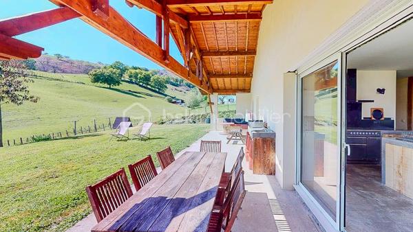 Située à seulement 12mn d'Hasparren et 35mn de Bayonne, découvrez en exclusivité cette magnifique 
maison de plain-pied édifiée en 2015 avec son T2 attenant et indépendant, au milieu de la nature, 
au calme, avec une belle vue dégagée sur une parcelle de 2286m².
 
VISITE VIRTUELLE SUR DEMANDE - GRATUITE

Elle vous offre une pièce de vie lumineuse de 80m² avec son poêle à bois 
en accès direct sur la terrasse et le jardin,  une cuisine moderne, ouverte avec son ilot central, 
équipée et aménagée.
Côté nuit, vous disposez de 3 chambres dont une suite parentale avec sa salle d'eau + WC
et son dressing, d'une salle de bain avec WC, d'un cellier, d'un atelier de 30m² et d'un grenier
pour du stockage.

Côté extérieur : Un grand jardin avec vue sur les collines et sa belle 
terrasse couverte (exposition Sud-Ouest)  comprenant point d'eau, électricité et gaz, 
idéale pour partager de bons moments en famille ou entre amis !!!
Places de parking extérieures.

Côté technique : Excellente performance énergétique, classe B et A.
Assainissement individuel, huisserie PVC et aluminium, double vitrage,
volets roulants, VMC, fibre.

De plus, vous bénéficiez d'un T2 avec son jardin privatif, actuellement loué en bail 
meublé de 1 an, parfait pour une rentabilité supplémentaire.
Il est composé d'une pièce de vie avec sa cuisine ouverte, aménagée et équipée,
d'une chambre + une mezzanine qui peut également servir de couchage, d'une salle
d'eau avec WC (Photos du T2 sur demande).

Pour les amoureux de la nature et du calme, cette maison est faite pour vous,
ne tardez pas !!!

Je suis à votre écoute 7jours/7, je m'adapte à votre planning.