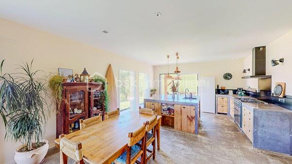 Située à seulement 12mn d'Hasparren et 35mn de Bayonne, découvrez en exclusivité cette magnifique 
maison de plain-pied édifiée en 2015 avec son T2 attenant et indépendant, au milieu de la nature, 
au calme, avec une belle vue dégagée sur une parcelle de 2286m².
 
VISITE VIRTUELLE SUR DEMANDE - GRATUITE

Elle vous offre une pièce de vie lumineuse de 80m² avec son poêle à bois 
en accès direct sur la terrasse et le jardin,  une cuisine moderne, ouverte avec son ilot central, 
équipée et aménagée.
Côté nuit, vous disposez de 3 chambres dont une suite parentale avec sa salle d'eau + WC
et son dressing, d'une salle de bain avec WC, d'un cellier, d'un atelier de 30m² et d'un grenier
pour du stockage.

Côté extérieur : Un grand jardin avec vue sur les collines et sa belle 
terrasse couverte (exposition Sud-Ouest)  comprenant point d'eau, électricité et gaz, 
idéale pour partager de bons moments en famille ou entre amis !!!
Places de parking extérieures.

Côté technique : Excellente performance énergétique, classe B et A.
Assainissement individuel, huisserie PVC et aluminium, double vitrage,
volets roulants, VMC, fibre.

De plus, vous bénéficiez d'un T2 avec son jardin privatif, actuellement loué en bail 
meublé de 1 an, parfait pour une rentabilité supplémentaire.
Il est composé d'une pièce de vie avec sa cuisine ouverte, aménagée et équipée,
d'une chambre + une mezzanine qui peut également servir de couchage, d'une salle
d'eau avec WC (Photos du T2 sur demande).

Pour les amoureux de la nature et du calme, cette maison est faite pour vous,
ne tardez pas !!!

Je suis à votre écoute 7jours/7, je m'adapte à votre planning.