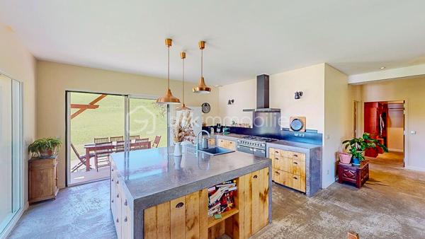 Située à seulement 12mn d'Hasparren et 35mn de Bayonne, découvrez en exclusivité cette magnifique 
maison de plain-pied édifiée en 2015 avec son T2 attenant et indépendant, au milieu de la nature, 
au calme, avec une belle vue dégagée sur une parcelle de 2286m².
 
VISITE VIRTUELLE SUR DEMANDE - GRATUITE

Elle vous offre une pièce de vie lumineuse de 80m² avec son poêle à bois 
en accès direct sur la terrasse et le jardin,  une cuisine moderne, ouverte avec son ilot central, 
équipée et aménagée.
Côté nuit, vous disposez de 3 chambres dont une suite parentale avec sa salle d'eau + WC
et son dressing, d'une salle de bain avec WC, d'un cellier, d'un atelier de 30m² et d'un grenier
pour du stockage.

Côté extérieur : Un grand jardin avec vue sur les collines et sa belle 
terrasse couverte (exposition Sud-Ouest)  comprenant point d'eau, électricité et gaz, 
idéale pour partager de bons moments en famille ou entre amis !!!
Places de parking extérieures.

Côté technique : Excellente performance énergétique, classe B et A.
Assainissement individuel, huisserie PVC et aluminium, double vitrage,
volets roulants, VMC, fibre.

De plus, vous bénéficiez d'un T2 avec son jardin privatif, actuellement loué en bail 
meublé de 1 an, parfait pour une rentabilité supplémentaire.
Il est composé d'une pièce de vie avec sa cuisine ouverte, aménagée et équipée,
d'une chambre + une mezzanine qui peut également servir de couchage, d'une salle
d'eau avec WC (Photos du T2 sur demande).

Pour les amoureux de la nature et du calme, cette maison est faite pour vous,
ne tardez pas !!!

Je suis à votre écoute 7jours/7, je m'adapte à votre planning.
