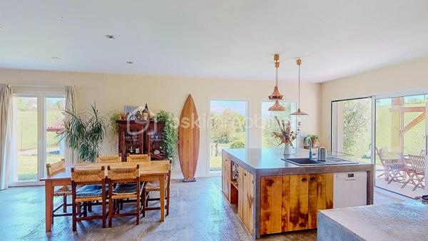 Située à seulement 12mn d'Hasparren et 35mn de Bayonne, découvrez en exclusivité cette magnifique 
maison de plain-pied édifiée en 2015 avec son T2 attenant et indépendant, au milieu de la nature, 
au calme, avec une belle vue dégagée sur une parcelle de 2286m².
 
VISITE VIRTUELLE SUR DEMANDE - GRATUITE

Elle vous offre une pièce de vie lumineuse de 80m² avec son poêle à bois 
en accès direct sur la terrasse et le jardin,  une cuisine moderne, ouverte avec son ilot central, 
équipée et aménagée.
Côté nuit, vous disposez de 3 chambres dont une suite parentale avec sa salle d'eau + WC
et son dressing, d'une salle de bain avec WC, d'un cellier, d'un atelier de 30m² et d'un grenier
pour du stockage.

Côté extérieur : Un grand jardin avec vue sur les collines et sa belle 
terrasse couverte (exposition Sud-Ouest)  comprenant point d'eau, électricité et gaz, 
idéale pour partager de bons moments en famille ou entre amis !!!
Places de parking extérieures.

Côté technique : Excellente performance énergétique, classe B et A.
Assainissement individuel, huisserie PVC et aluminium, double vitrage,
volets roulants, VMC, fibre.

De plus, vous bénéficiez d'un T2 avec son jardin privatif, actuellement loué en bail 
meublé de 1 an, parfait pour une rentabilité supplémentaire.
Il est composé d'une pièce de vie avec sa cuisine ouverte, aménagée et équipée,
d'une chambre + une mezzanine qui peut également servir de couchage, d'une salle
d'eau avec WC (Photos du T2 sur demande).

Pour les amoureux de la nature et du calme, cette maison est faite pour vous,
ne tardez pas !!!

Je suis à votre écoute 7jours/7, je m'adapte à votre planning.