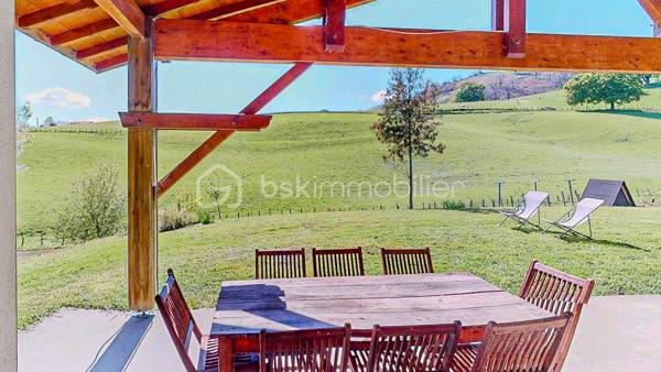 Située à seulement 12mn d'Hasparren et 35mn de Bayonne, découvrez en exclusivité cette magnifique 
maison de plain-pied édifiée en 2015 avec son T2 attenant et indépendant, au milieu de la nature, 
au calme, avec une belle vue dégagée sur une parcelle de 2286m².
 
VISITE VIRTUELLE SUR DEMANDE - GRATUITE

Elle vous offre une pièce de vie lumineuse de 80m² avec son poêle à bois 
en accès direct sur la terrasse et le jardin,  une cuisine moderne, ouverte avec son ilot central, 
équipée et aménagée.
Côté nuit, vous disposez de 3 chambres dont une suite parentale avec sa salle d'eau + WC
et son dressing, d'une salle de bain avec WC, d'un cellier, d'un atelier de 30m² et d'un grenier
pour du stockage.

Côté extérieur : Un grand jardin avec vue sur les collines et sa belle 
terrasse couverte (exposition Sud-Ouest)  comprenant point d'eau, électricité et gaz, 
idéale pour partager de bons moments en famille ou entre amis !!!
Places de parking extérieures.

Côté technique : Excellente performance énergétique, classe B et A.
Assainissement individuel, huisserie PVC et aluminium, double vitrage,
volets roulants, VMC, fibre.

De plus, vous bénéficiez d'un T2 avec son jardin privatif, actuellement loué en bail 
meublé de 1 an, parfait pour une rentabilité supplémentaire.
Il est composé d'une pièce de vie avec sa cuisine ouverte, aménagée et équipée,
d'une chambre + une mezzanine qui peut également servir de couchage, d'une salle
d'eau avec WC (Photos du T2 sur demande).

Pour les amoureux de la nature et du calme, cette maison est faite pour vous,
ne tardez pas !!!

Je suis à votre écoute 7jours/7, je m'adapte à votre planning.