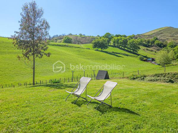 Située à seulement 12mn d'Hasparren et 35mn de Bayonne, découvrez en exclusivité cette magnifique 
maison de plain-pied édifiée en 2015 avec son T2 attenant et indépendant, au milieu de la nature, 
au calme, avec une belle vue dégagée sur une parcelle de 2286m².
 
VISITE VIRTUELLE SUR DEMANDE - GRATUITE

Elle vous offre une pièce de vie lumineuse de 80m² avec son poêle à bois 
en accès direct sur la terrasse et le jardin,  une cuisine moderne, ouverte avec son ilot central, 
équipée et aménagée.
Côté nuit, vous disposez de 3 chambres dont une suite parentale avec sa salle d'eau + WC
et son dressing, d'une salle de bain avec WC, d'un cellier, d'un atelier de 30m² et d'un grenier
pour du stockage.

Côté extérieur : Un grand jardin avec vue sur les collines et sa belle 
terrasse couverte (exposition Sud-Ouest)  comprenant point d'eau, électricité et gaz, 
idéale pour partager de bons moments en famille ou entre amis !!!
Places de parking extérieures.

Côté technique : Excellente performance énergétique, classe B et A.
Assainissement individuel, huisserie PVC et aluminium, double vitrage,
volets roulants, VMC, fibre.

De plus, vous bénéficiez d'un T2 avec son jardin privatif, actuellement loué en bail 
meublé de 1 an, parfait pour une rentabilité supplémentaire.
Il est composé d'une pièce de vie avec sa cuisine ouverte, aménagée et équipée,
d'une chambre + une mezzanine qui peut également servir de couchage, d'une salle
d'eau avec WC (Photos du T2 sur demande).

Pour les amoureux de la nature et du calme, cette maison est faite pour vous,
ne tardez pas !!!

Je suis à votre écoute 7jours/7, je m'adapte à votre planning.