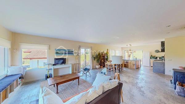 Située à seulement 12mn d'Hasparren et 35mn de Bayonne, découvrez en exclusivité cette magnifique 
maison de plain-pied édifiée en 2015 avec son T2 attenant et indépendant, au milieu de la nature, 
au calme, avec une belle vue dégagée sur une parcelle de 2286m².
 
VISITE VIRTUELLE SUR DEMANDE - GRATUITE

Elle vous offre une pièce de vie lumineuse de 80m² avec son poêle à bois 
en accès direct sur la terrasse et le jardin,  une cuisine moderne, ouverte avec son ilot central, 
équipée et aménagée.
Côté nuit, vous disposez de 3 chambres dont une suite parentale avec sa salle d'eau + WC
et son dressing, d'une salle de bain avec WC, d'un cellier, d'un atelier de 30m² et d'un grenier
pour du stockage.

Côté extérieur : Un grand jardin avec vue sur les collines et sa belle 
terrasse couverte (exposition Sud-Ouest)  comprenant point d'eau, électricité et gaz, 
idéale pour partager de bons moments en famille ou entre amis !!!
Places de parking extérieures.

Côté technique : Excellente performance énergétique, classe B et A.
Assainissement individuel, huisserie PVC et aluminium, double vitrage,
volets roulants, VMC, fibre.

De plus, vous bénéficiez d'un T2 avec son jardin privatif, actuellement loué en bail 
meublé de 1 an, parfait pour une rentabilité supplémentaire.
Il est composé d'une pièce de vie avec sa cuisine ouverte, aménagée et équipée,
d'une chambre + une mezzanine qui peut également servir de couchage, d'une salle
d'eau avec WC (Photos du T2 sur demande).

Pour les amoureux de la nature et du calme, cette maison est faite pour vous,
ne tardez pas !!!

Je suis à votre écoute 7jours/7, je m'adapte à votre planning.
