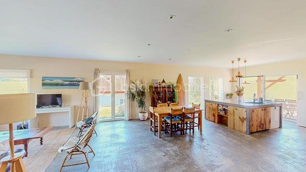 Située à seulement 12mn d'Hasparren et 35mn de Bayonne, découvrez en exclusivité cette magnifique 
maison de plain-pied édifiée en 2015 avec son T2 attenant et indépendant, au milieu de la nature, 
au calme, avec une belle vue dégagée sur une parcelle de 2286m².
 
VISITE VIRTUELLE SUR DEMANDE - GRATUITE

Elle vous offre une pièce de vie lumineuse de 80m² avec son poêle à bois 
en accès direct sur la terrasse et le jardin,  une cuisine moderne, ouverte avec son ilot central, 
équipée et aménagée.
Côté nuit, vous disposez de 3 chambres dont une suite parentale avec sa salle d'eau + WC
et son dressing, d'une salle de bain avec WC, d'un cellier, d'un atelier de 30m² et d'un grenier
pour du stockage.

Côté extérieur : Un grand jardin avec vue sur les collines et sa belle 
terrasse couverte (exposition Sud-Ouest)  comprenant point d'eau, électricité et gaz, 
idéale pour partager de bons moments en famille ou entre amis !!!
Places de parking extérieures.

Côté technique : Excellente performance énergétique, classe B et A.
Assainissement individuel, huisserie PVC et aluminium, double vitrage,
volets roulants, VMC, fibre.

De plus, vous bénéficiez d'un T2 avec son jardin privatif, actuellement loué en bail 
meublé de 1 an, parfait pour une rentabilité supplémentaire.
Il est composé d'une pièce de vie avec sa cuisine ouverte, aménagée et équipée,
d'une chambre + une mezzanine qui peut également servir de couchage, d'une salle
d'eau avec WC (Photos du T2 sur demande).

Pour les amoureux de la nature et du calme, cette maison est faite pour vous,
ne tardez pas !!!

Je suis à votre écoute 7jours/7, je m'adapte à votre planning.