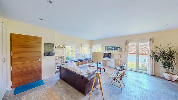 Située à seulement 12mn d'Hasparren et 35mn de Bayonne, découvrez en exclusivité cette magnifique 
maison de plain-pied édifiée en 2015 avec son T2 attenant et indépendant, au milieu de la nature, 
au calme, avec une belle vue dégagée sur une parcelle de 2286m².
 
VISITE VIRTUELLE SUR DEMANDE - GRATUITE

Elle vous offre une pièce de vie lumineuse de 80m² avec son poêle à bois 
en accès direct sur la terrasse et le jardin,  une cuisine moderne, ouverte avec son ilot central, 
équipée et aménagée.
Côté nuit, vous disposez de 3 chambres dont une suite parentale avec sa salle d'eau + WC
et son dressing, d'une salle de bain avec WC, d'un cellier, d'un atelier de 30m² et d'un grenier
pour du stockage.

Côté extérieur : Un grand jardin avec vue sur les collines et sa belle 
terrasse couverte (exposition Sud-Ouest)  comprenant point d'eau, électricité et gaz, 
idéale pour partager de bons moments en famille ou entre amis !!!
Places de parking extérieures.

Côté technique : Excellente performance énergétique, classe B et A.
Assainissement individuel, huisserie PVC et aluminium, double vitrage,
volets roulants, VMC, fibre.

De plus, vous bénéficiez d'un T2 avec son jardin privatif, actuellement loué en bail 
meublé de 1 an, parfait pour une rentabilité supplémentaire.
Il est composé d'une pièce de vie avec sa cuisine ouverte, aménagée et équipée,
d'une chambre + une mezzanine qui peut également servir de couchage, d'une salle
d'eau avec WC (Photos du T2 sur demande).

Pour les amoureux de la nature et du calme, cette maison est faite pour vous,
ne tardez pas !!!

Je suis à votre écoute 7jours/7, je m'adapte à votre planning.
