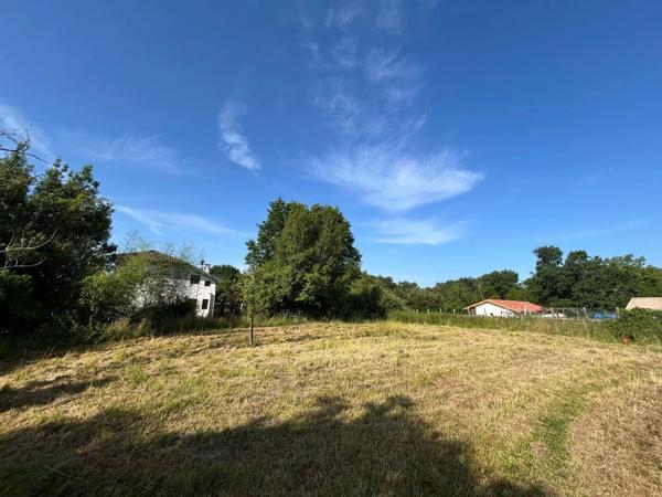 Vente                                                      Terrain
                        
                                         612 m2                     à Heugas