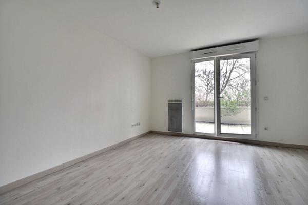 Studio avec terrasse et parking ? Résidence récente ? Proche gare