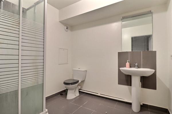 Studio avec terrasse et parking ? Résidence récente ? Proche gare