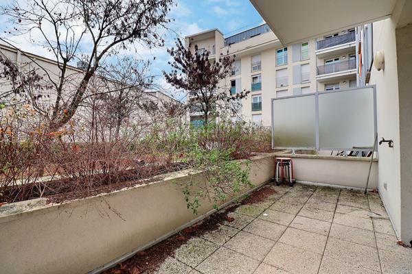 Studio avec terrasse et parking ? Résidence récente ? Proche gare