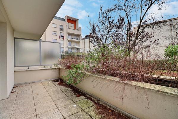 Studio avec terrasse et parking ? Résidence récente ? Proche gare