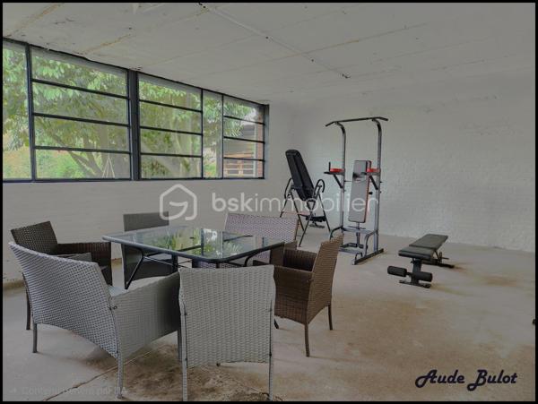 Découvrez cette charmante maison de ville au cachet authentique, offrant de nombreuses possibilités d’aménagement. Grâce à sa configuration modulable, elle conviendra aussi bien à une grande famille qu’à un projet d’investissement locatif.
Proche de Lille
Rez-de-chaussée :
Belle pièce de vie lumineuse, cuisine équipée indépendante et un bureau.
1er étage :
3 grandes chambres, une salle de bain et des WC.
2e étage :
Une vaste pièce pouvant servir de salle de jeux ou autre, ainsi qu’une pièce supplémentaire pouvant être aménagée en chambre.

Annexes :
2 belles caves, un garage, un jardin et une cour intérieure.

Atouts majeurs :
✅ Superficie généreuse : 332 m² utiles
✅ Grand jardin en ville
✅ Parcelle de 852 m²
✅ Charme de l’ancien préservé
✅ Fort potentiel locatif avec 3 logements indépendants 

Emplacement privilégié :

Proche des transports
À proximité immédiate des commerces, écoles et services
Environnement calme en plein cœur de ville
Accès rapide à la métropole lilloise

Travaux à prévoir :
Des travaux sont à terminer sur 2 appartements.

Idéal pour :

Une grande famille
Un investisseur à la recherche d’une rentabilité locative attractive