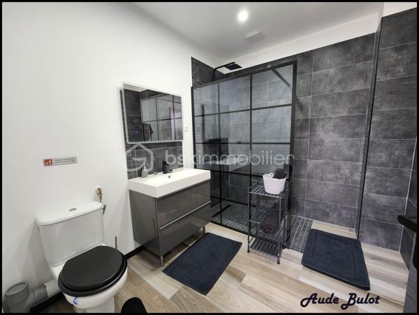 Découvrez cette charmante maison de ville au cachet authentique, offrant de nombreuses possibilités d’aménagement. Grâce à sa configuration modulable, elle conviendra aussi bien à une grande famille qu’à un projet d’investissement locatif.
Proche de Lille
Rez-de-chaussée :
Belle pièce de vie lumineuse, cuisine équipée indépendante et un bureau.
1er étage :
3 grandes chambres, une salle de bain et des WC.
2e étage :
Une vaste pièce pouvant servir de salle de jeux ou autre, ainsi qu’une pièce supplémentaire pouvant être aménagée en chambre.

Annexes :
2 belles caves, un garage, un jardin et une cour intérieure.

Atouts majeurs :
✅ Superficie généreuse : 332 m² utiles
✅ Grand jardin en ville
✅ Parcelle de 852 m²
✅ Charme de l’ancien préservé
✅ Fort potentiel locatif avec 3 logements indépendants 

Emplacement privilégié :

Proche des transports
À proximité immédiate des commerces, écoles et services
Environnement calme en plein cœur de ville
Accès rapide à la métropole lilloise

Travaux à prévoir :
Des travaux sont à terminer sur 2 appartements.

Idéal pour :

Une grande famille
Un investisseur à la recherche d’une rentabilité locative attractive