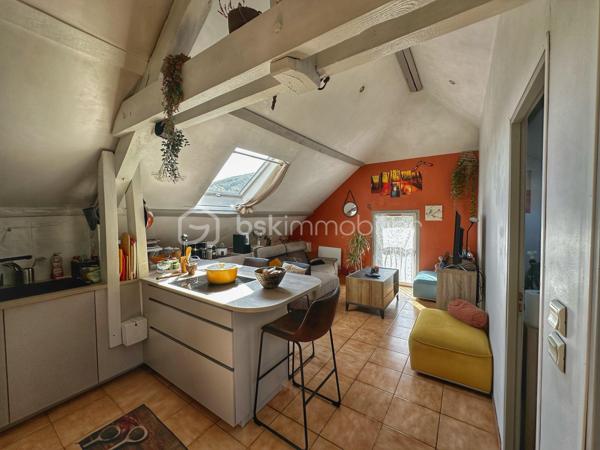 Dans le secteur d’Antoger à Grésy-sur-Aix, parfaitement au calme tout en restant proche des commodités, découvrez cet appartement T3 atypique offrant 58,56 m² Carrez et plus de 75 m² au sol, lumineux, fonctionnel et plein de charme.

L’entrée indépendante, située au rez-de-chaussée, dispose de rangements et permet d’accéder à l’espace de vie aménagé à l’étage et au dernier niveau. Les volumes sous combles offrent une surface au sol généreuse et une vraie sensation d’espace.

Vous découvrirez une agréable pièce de vie lumineuse et chaleureuse, bénéficiant d’une belle hauteur sous plafond et de poutres apparentes. Elle accueille une cuisine ouverte récente, équipée et particulièrement fonctionnelle.

L’espace nuit se compose de deux chambres mansardées, complétées par un bureau pouvant accueillir un couchage d’appoint. Une salle de bains avec espace buanderie et un WC indépendant complètent l’ensemble.

Plusieurs améliorations ont été réalisées en 2024 : installation de la cuisine, peintures et remplacement des radiateurs électriques. L’appartement est également équipé de la fibre.

🚗 Un garage privatif complète le bien, idéal pour le stationnement mais également pour bénéficier d’un espace de stockage supplémentaire.

Autre véritable atout : l’appartement fait partie d’une petite copropriété créée en 2019, composée de seulement 4 logements principaux et gérée par un syndic bénévole. Un fonctionnement simple et économique permettant de conserver des charges particulièrement faibles, d’environ 160 € par an. Le règlement de copropriété a bien été établi en 2019.

Grâce à son agencement, son calme, son garage et ses faibles charges, cet appartement conviendra aussi bien à un primo-accédant, une petite famille qu’à un investisseur.

📈 Pour un projet locatif, le loyer est estimé autour de 850 € HC/mois, soit une rentabilité brute de plus de 5 % au prix proposé.

📹 Une vidéo de l’appartement ainsi qu’un dossier complet sont disponibles sur demande. Contactez-moi pour les recevoir et organiser une visite.