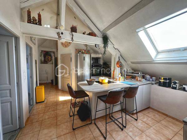 Dans le secteur d’Antoger à Grésy-sur-Aix, parfaitement au calme tout en restant proche des commodités, découvrez cet appartement T3 atypique offrant 58,56 m² Carrez et plus de 75 m² au sol, lumineux, fonctionnel et plein de charme.

L’entrée indépendante, située au rez-de-chaussée, dispose de rangements et permet d’accéder à l’espace de vie aménagé à l’étage et au dernier niveau. Les volumes sous combles offrent une surface au sol généreuse et une vraie sensation d’espace.

Vous découvrirez une agréable pièce de vie lumineuse et chaleureuse, bénéficiant d’une belle hauteur sous plafond et de poutres apparentes. Elle accueille une cuisine ouverte récente, équipée et particulièrement fonctionnelle.

L’espace nuit se compose de deux chambres mansardées, complétées par un bureau pouvant accueillir un couchage d’appoint. Une salle de bains avec espace buanderie et un WC indépendant complètent l’ensemble.

Plusieurs améliorations ont été réalisées en 2024 : installation de la cuisine, peintures et remplacement des radiateurs électriques. L’appartement est également équipé de la fibre.

🚗 Un garage privatif complète le bien, idéal pour le stationnement mais également pour bénéficier d’un espace de stockage supplémentaire.

Autre véritable atout : l’appartement fait partie d’une petite copropriété créée en 2019, composée de seulement 4 logements principaux et gérée par un syndic bénévole. Un fonctionnement simple et économique permettant de conserver des charges particulièrement faibles, d’environ 160 € par an. Le règlement de copropriété a bien été établi en 2019.

Grâce à son agencement, son calme, son garage et ses faibles charges, cet appartement conviendra aussi bien à un primo-accédant, une petite famille qu’à un investisseur.

📈 Pour un projet locatif, le loyer est estimé autour de 850 € HC/mois, soit une rentabilité brute de plus de 5 % au prix proposé.

📹 Une vidéo de l’appartement ainsi qu’un dossier complet sont disponibles sur demande. Contactez-moi pour les recevoir et organiser une visite.